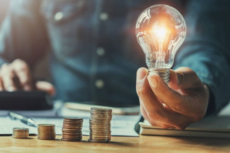 Descubre las tarifas de electricidad más baratas según la OCU