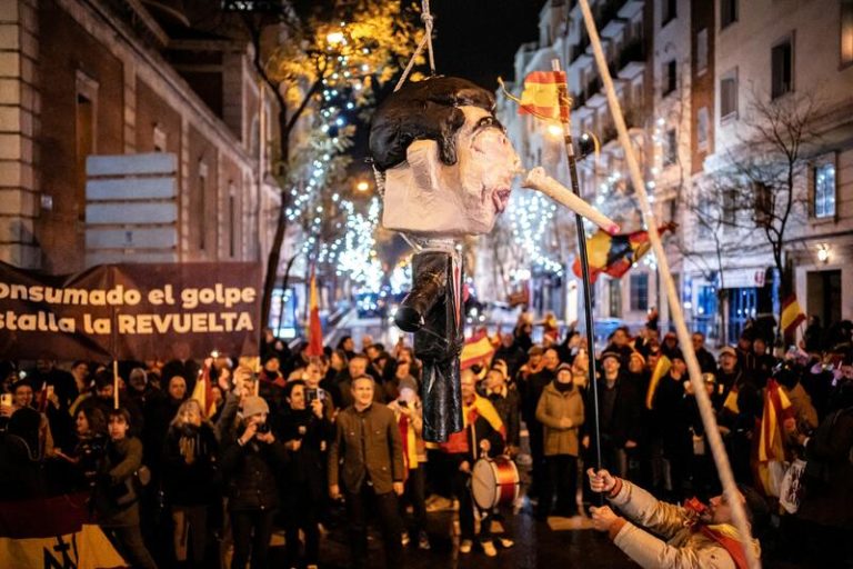El PSOE estudia «todas las vías legales» frente a la concentración en Ferraz en la que se apaleó un muñeco de Sánchez