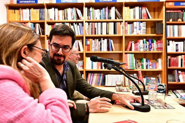 Izquierda Española apela a los descontentos con el PSOE y censura los pactos de Sánchez por «degradar la igualdad»