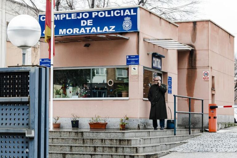 El hombre citado por la Policía por el muñeco de Sánchez en Ferraz asegura que se limitó a hacer un favor a Revuelta
