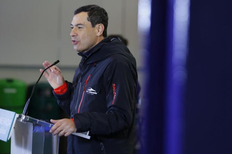Moreno condena «con firmeza» el apaleamiento a un muñeco que simulaba a Sánchez