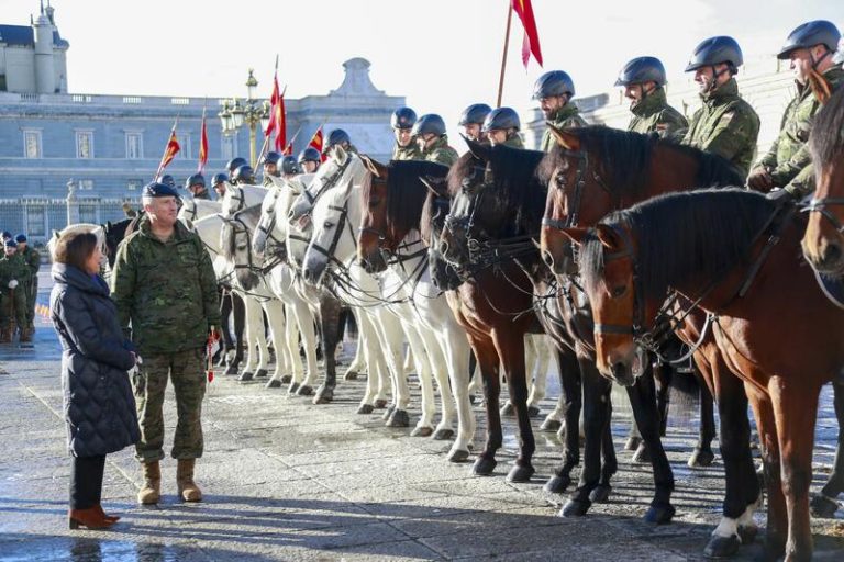Robles alaba «la dedicación, el rigor y la profesionalidad» de la Guardia Real en la víspera de la Pascua Militar