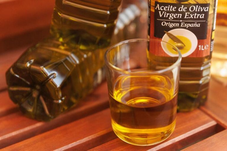 El aceite de oliva virgen extra se encarece más de un 70% de media en supermercados como Carrefour y Alcampo