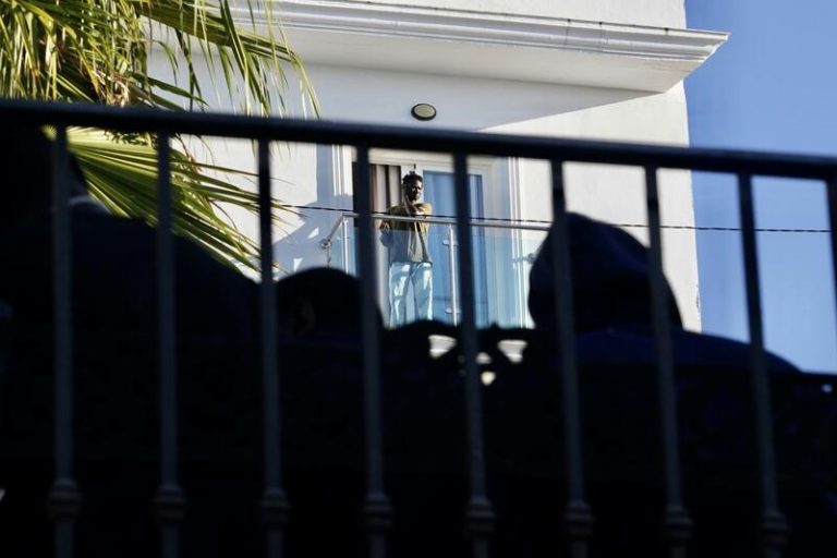 Trasladan a Torrox (Málaga) a más de 200 migrantes y el alcalde dice que el municipio «va a estar una vez más a altura»