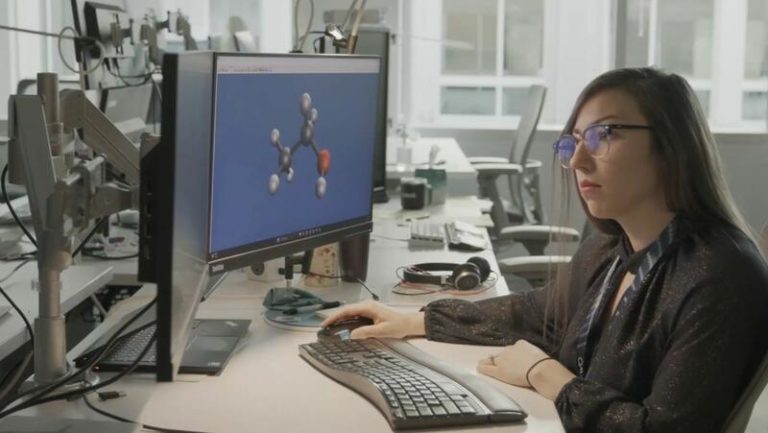 Microsoft usa la IA para descubrir un material potencial para baterías que reduciría el uso de litio en un 70%