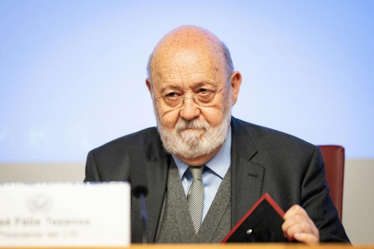 Tezanos habla de la «poca calidad» de las encuestas de los medios, que obedecen a «procesos de competencia política»