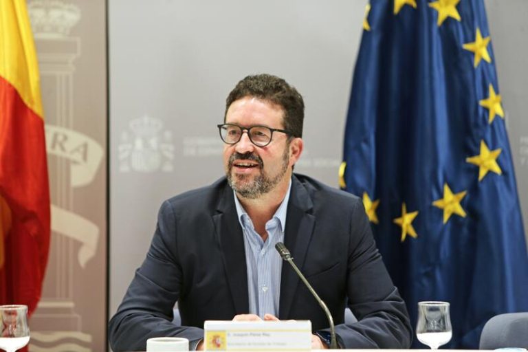 El Gobierno sube el SMI un 5% en 2024 tras acordar con los sindicatos una cifra de 1.134 euros