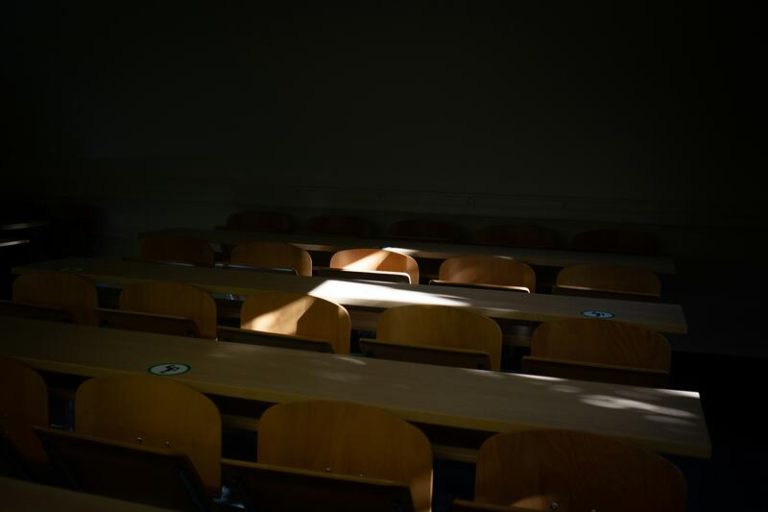 UGT de Cataluña alerta de que la salud de los docentes está «afectada gravemente»