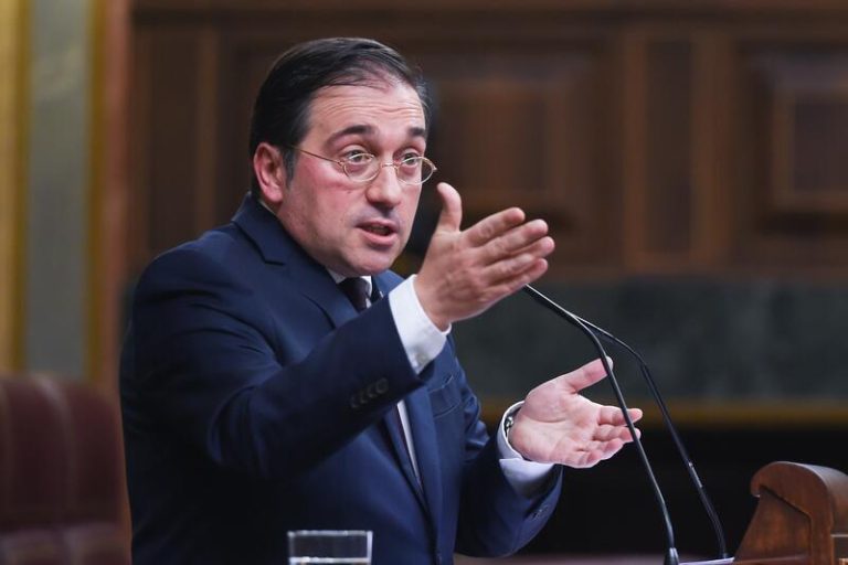 Albares dice que pidió a embajadores defender el catalán «con orgullo, porque es interés nacional»