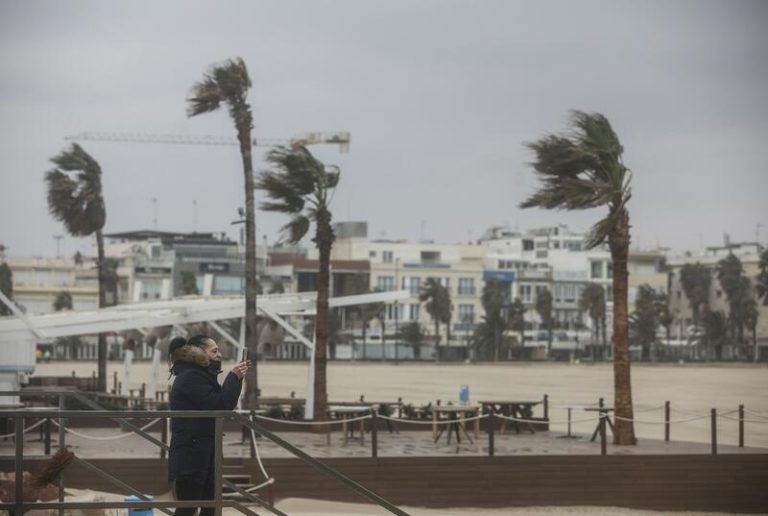El tiempo de hoy: lluvia y vientos de hasta 100 km/h activan avisos este miércoles 17 de enero