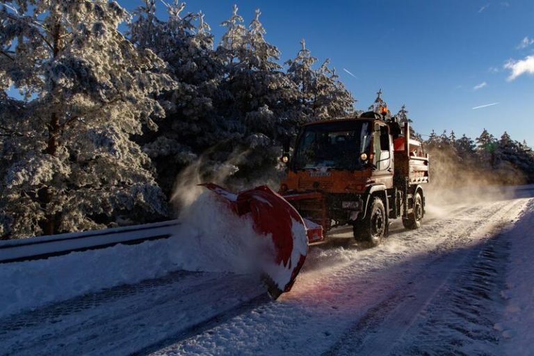 La DGT alerta a los conductores en las carreteras y pide «prudencia» por la nieve en la zona centro del país