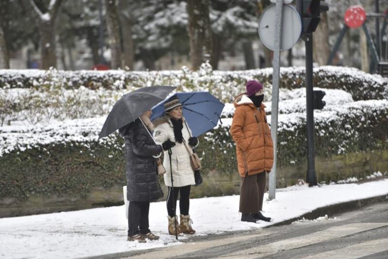 La borrasca ‘Juan’ trae lluvia, nieve, heladas y frío con térmometros que suben el domingo, cuando vuelve la estabilidad