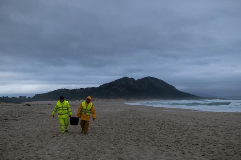 El operativo de la Xunta recoge 3.500 kilos de pélets y más de 10.200 kilos de otros plásticos de la costa