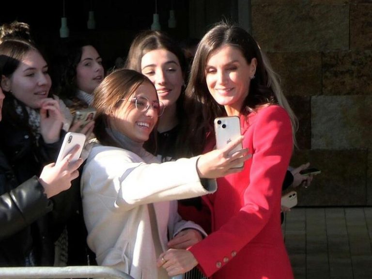 Los selfies de la reina Letizia con chicos jóvenes, demostrando a los ciudadanos cercanía