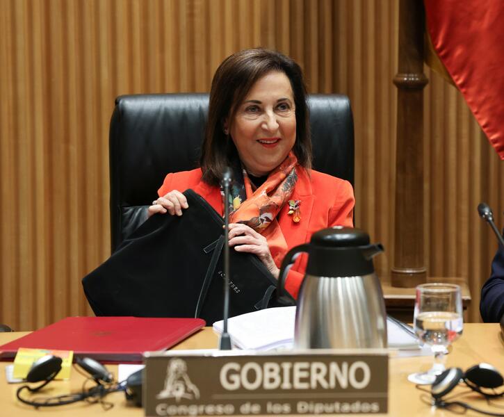 Robles avisa a la empresa responsable de los vehículos 8×8 de que los incumplimientos tendrán «consecuencias»