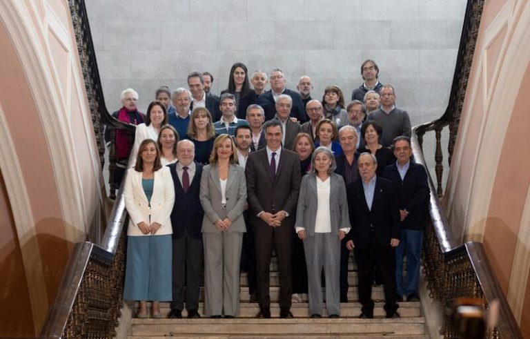 El Consejo Escolar aprueba su propuesta para prohibir móviles con excepciones tras reunirse con Sánchez y Alegría