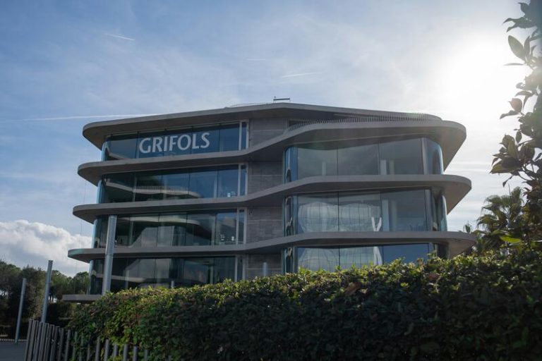 Grifols se querella en Nueva York contra Gotham y su director, y pide ser indemnizado