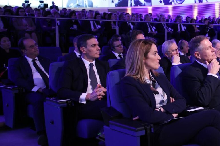 Sánchez asiste al homenaje a Jacques Delors, «fuente de inspiración» para trabajar por una Europa más «justa»