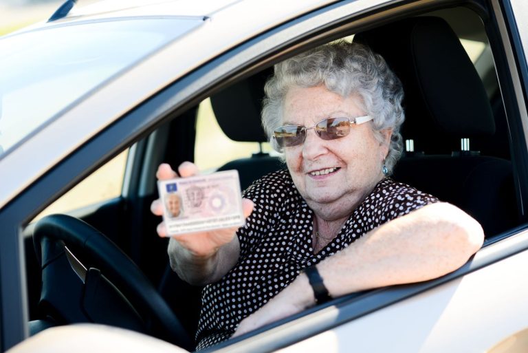 La DGT avisa: te podrá retirar el carnet de conducir si tienes más de 65 años por varios motivos