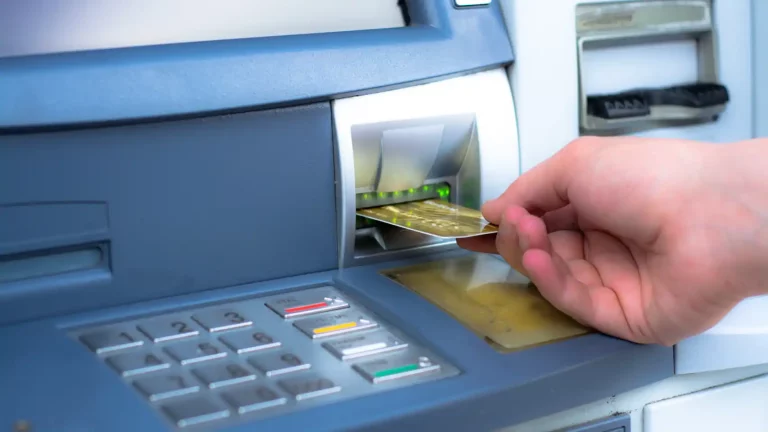 La OCU explica quiénes pueden sacar dinero gratis del cajero del banco, sin comisiones