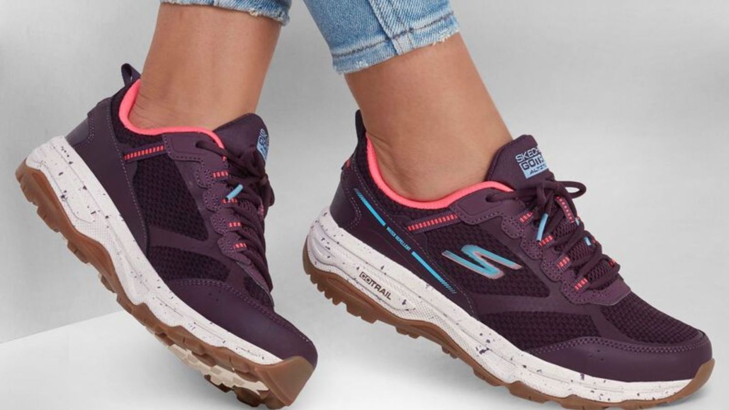 Las lleva Nuria Roca 8 zapatillas de Skechers rebajadas en