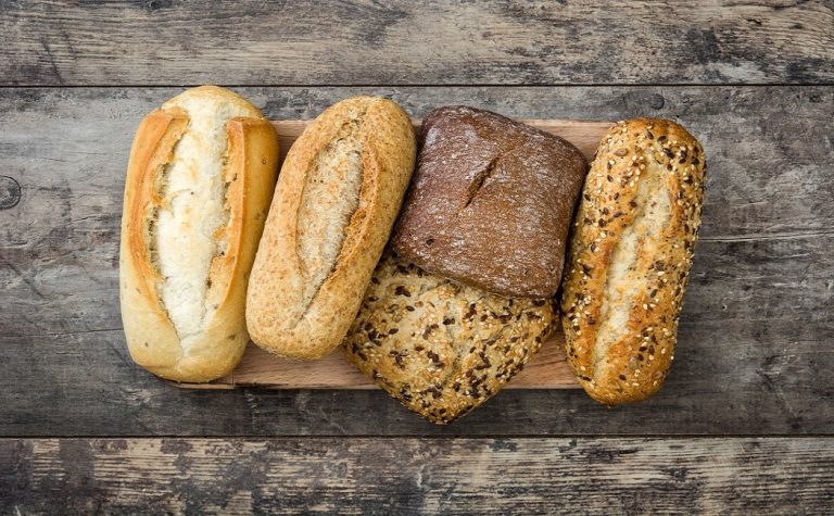 Alternativas más saludables que el pan blanco para acompañar tus comidas