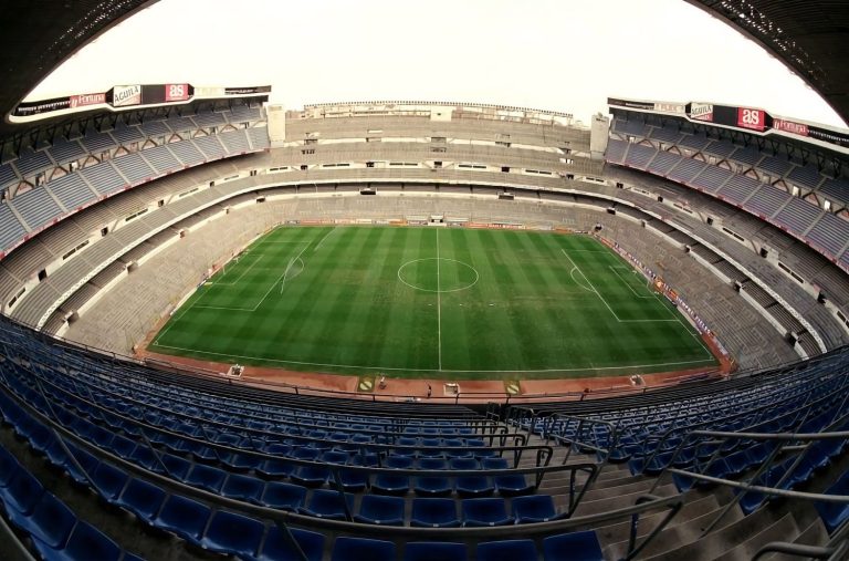 El Nuevo Bernabéu vuelve a dar problemas: los bomberos desalojan la zona