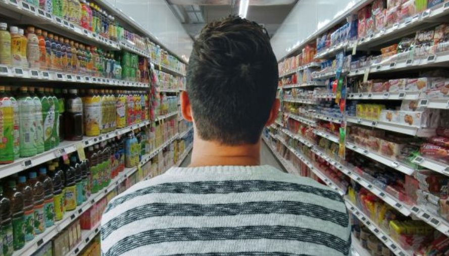 Lo hacemos todos en España, pero no puedes en Estados Unidos: recuérdalo si vas a un supermercado norteamericano