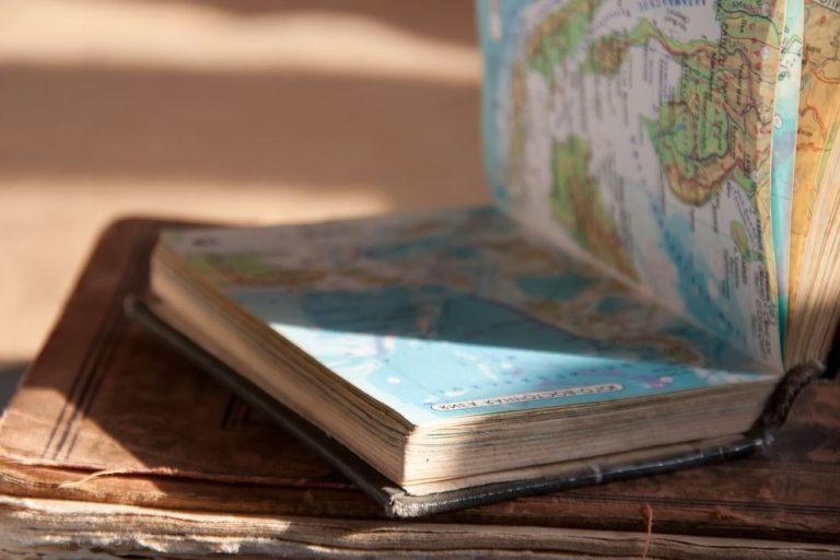 Descubre el mundo a través de estas 10 joyas literarias imprescindibles para todo viajero apasionado