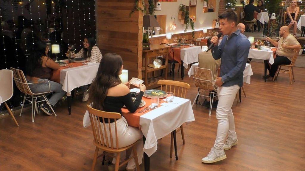 Es Un Mamarracho, ¿De Dónde Ha Salido?&Quot;: La Viral Reacción En First Dates De Una Soltera Al Conocer A Su Cita