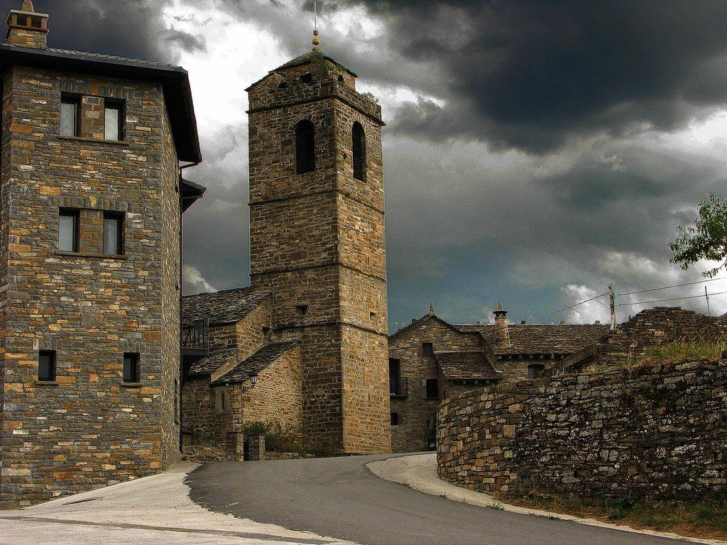El encanto de antaño en el Pueyo de Araguás: un pueblo que resiste el tiempo