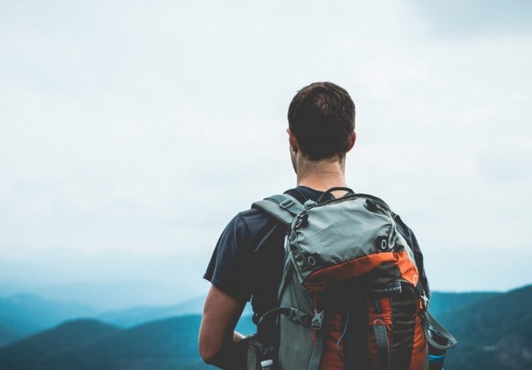El nuevo ejercicio fácil de hacer que muchos prefieren a salir a correr: ¿qué es el “rucking”?