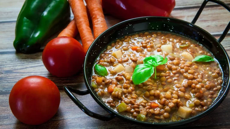 El secreto de unas lentejas con verduras que puedes comprar preparadas en Lidl, Mercadona y más supermercados