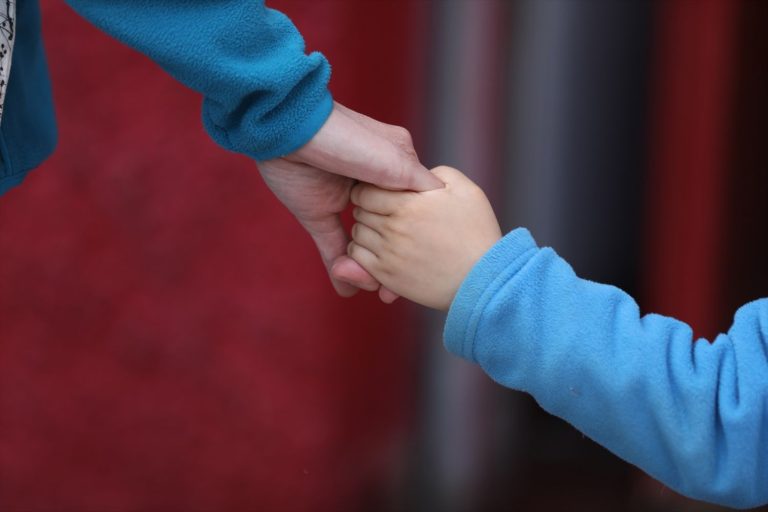 Un niño camina de la mano durante el segundo día de desconfinamiento de niños y preadolescentes durante el estado de alarma por la crisis del coronavirus en el que los menores de 14 años pueden salir durante una hora, de 09:00 a 21:00 junto a un máximo de otros dos menores y un adulto que viva con ellos