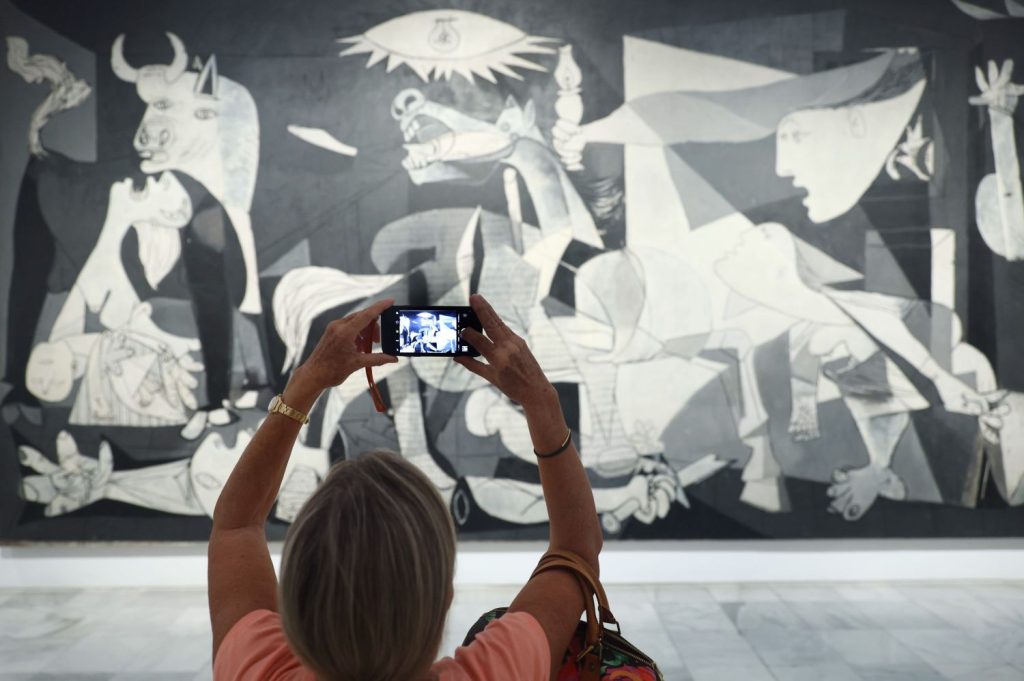Europapress 4679039 Mujer Fotografia Obra Picasso Guernica Presentacion Actos Conmemorativos