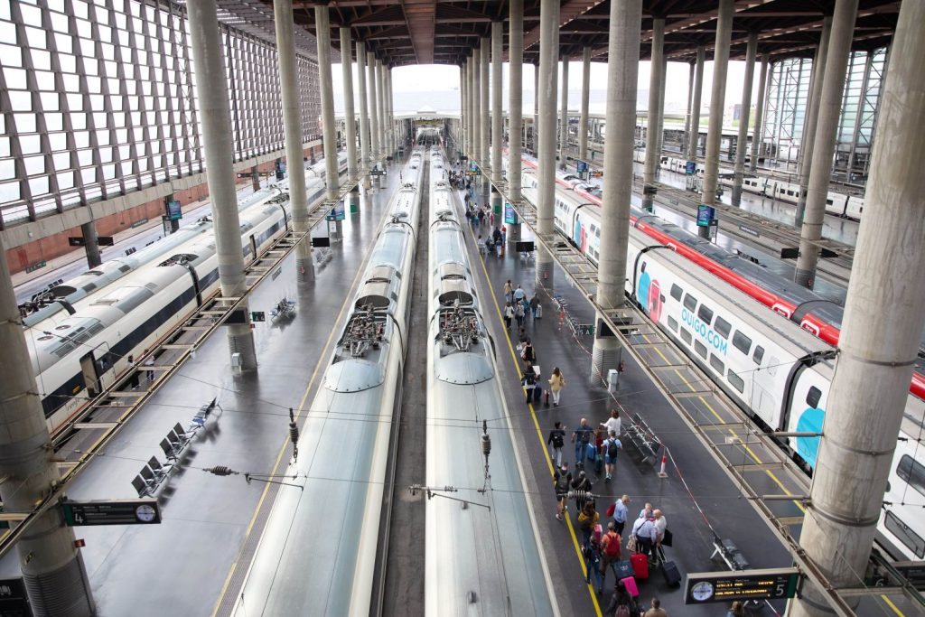 Europapress 5155144 Viajeros Maletas Andenes Estacion Almudena Grandes Atocha Cercanias 28