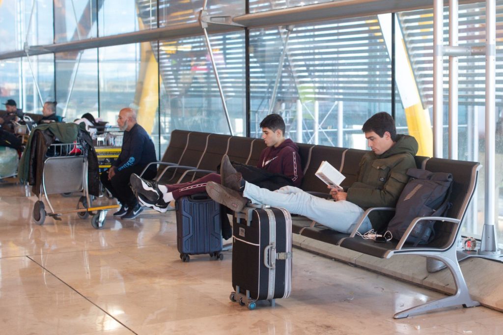 Europapress 5673203 Varios Viajeros Huelga Handling Iberia Convocada Ugt Ccoo Aeropuerto Adolfo