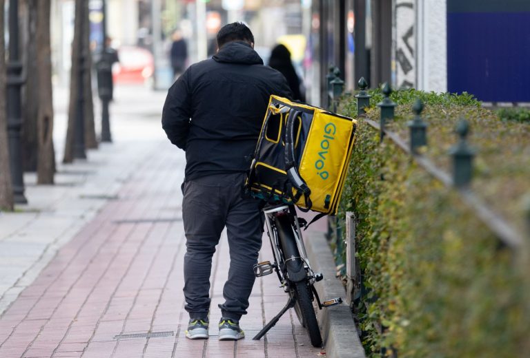 Glovo se alimenta de migrantes ilegales a pesar de la ‘Ley Rider’