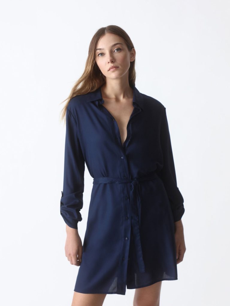 Vestido De Estilo Camisero Con Una Silueta Fluida Y Encantadora De La Reconocida Marca De Moda Lefties