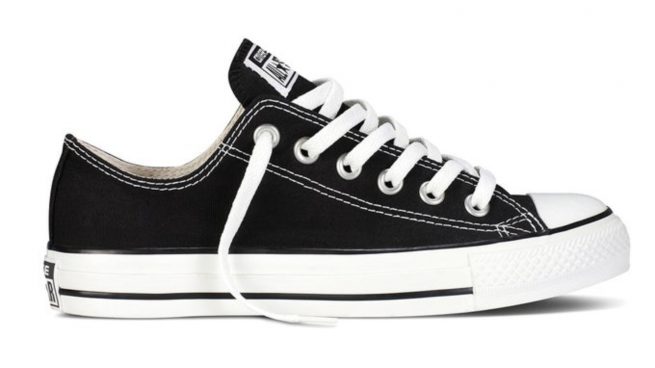 Luce la imitación perfecta de las míticas zapatillas de Converse por solo 18 euros en Lefties