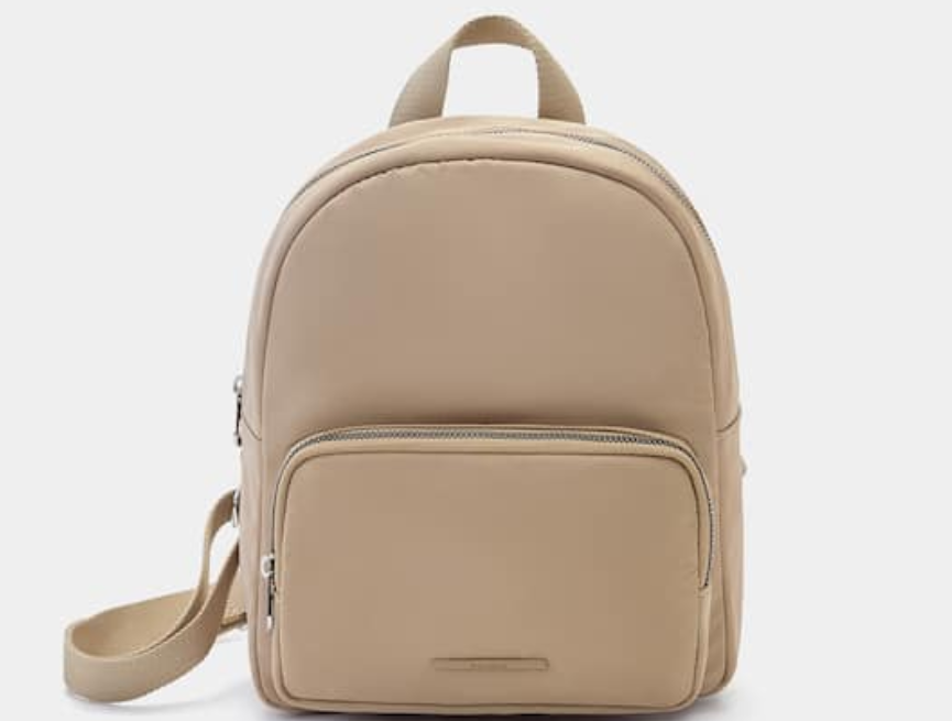 La mejor mochila de Pull&Bear elegante, discreta y espaciosa perfecta para viajar