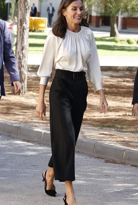 El pantalón de Sfera de Carmen Lomana y Letizia a mitad de precio en las rebajas de El Corte Inglés