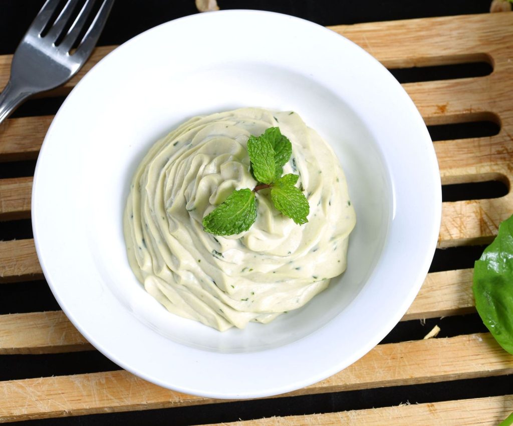 Salsa de yogur deliciosa y cremosa perfecta para tus platos
