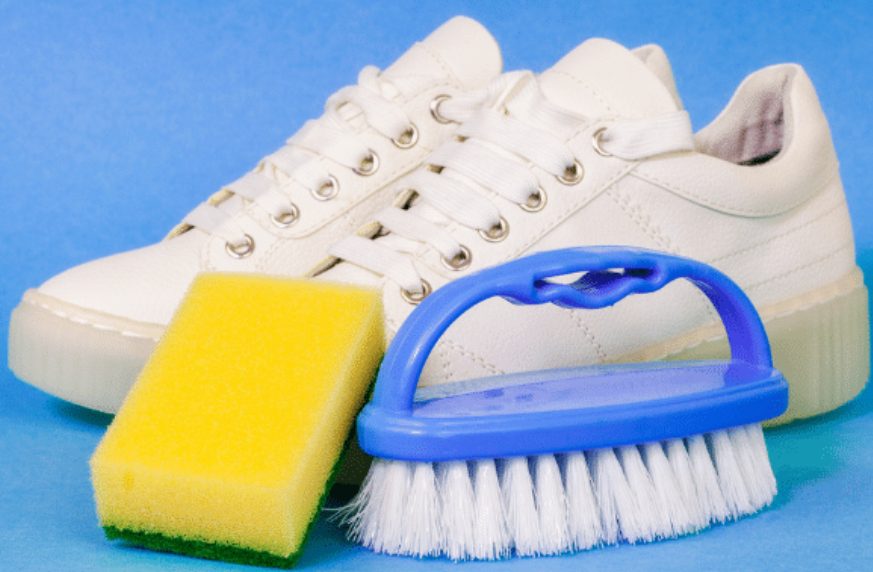 El facilísimo truco para dejar tus zapatillas blancas e impolutas: ni Nike, ni Adidas ni Puma se le resisten