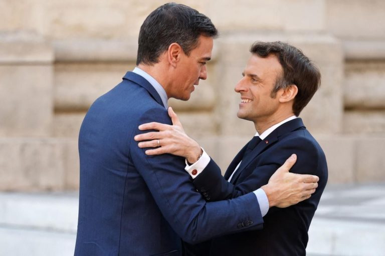 Sánchez y Macron tratan de brillar en Davos