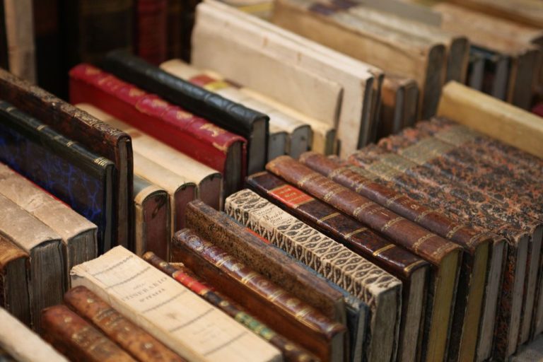 ¿Tienes libros viejos pero no quieres tirarlos? Atento a este truco para darles utilidad