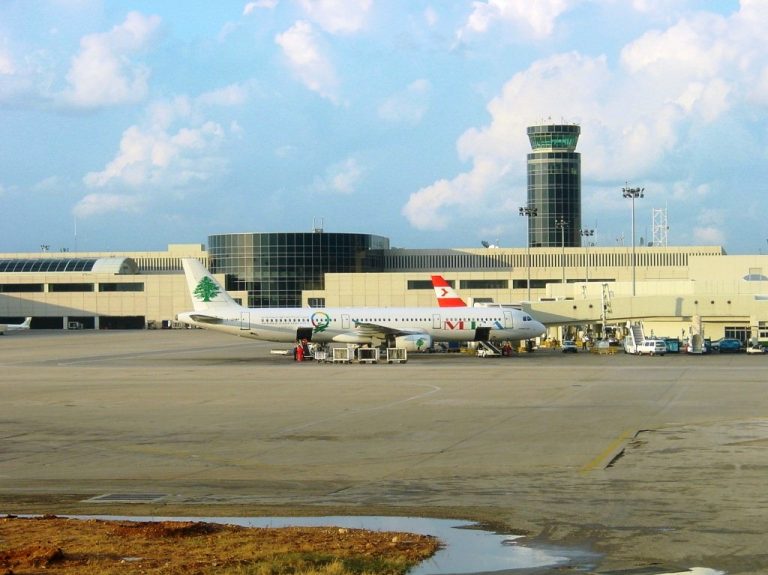 ‘Hackean’ las pantallas del aeropuerto de Beirut (Líbano) para mostrar mensajes contra el líder de Hezbolá
