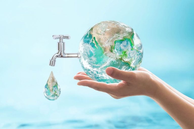 Peligros del agua embotellada que debes conocer antes de comprarla y conservarla en tu nevera