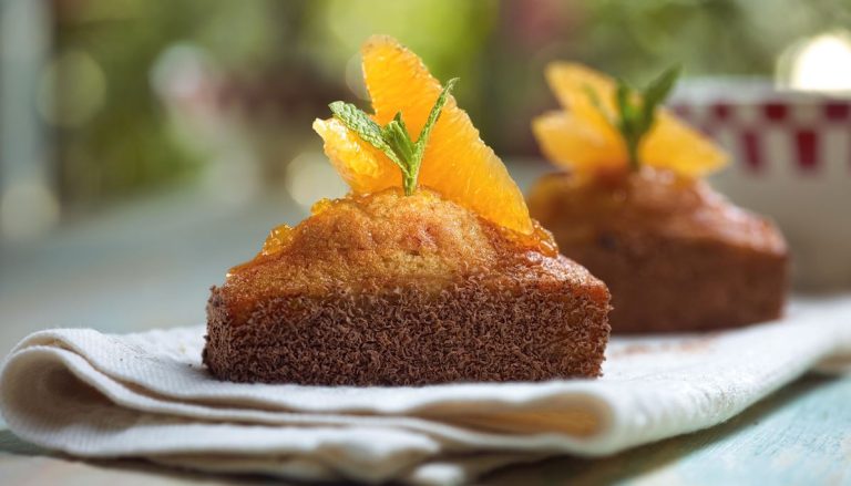 Receta de bizcocho de plátano de Martín Berasategui: una delicia al horno para meriendas, postres y desayunos