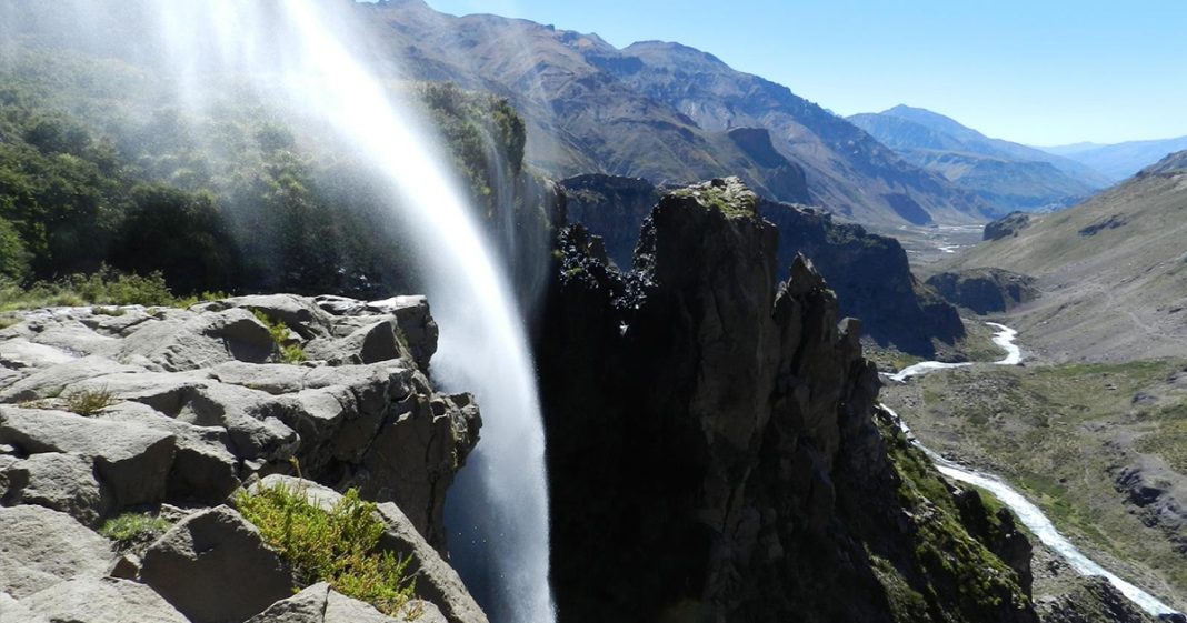 La increíble cascada invertida de Chile en la que el agua va a hacia